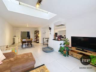 Looking for a SPACIOUS and BRIGHT home in the HEART of Willebroek? IMMO STORE proudly presents this CHARMING, MOVE-IN READY SEMI-DETACHED HOUSE, quietly located in a PLEASANT, RESIDENTIAL neighborhood and offering ALL THE COMFORT a modern family needs.<br />Upon entering, you are welcomed into a well-maintained entrance hall with a guest toilet. The property features an exceptionally SPACIOUS and LIGHT-FILLED living area with a LARGE SLIDING WINDOW opening onto the WEST-FACING GARDEN – perfect for enjoying the AFTERNOON and EVENING SUN. The OPEN, FULLY EQUIPPED MODERN kitchen connects seamlessly to the living space and forms the heart of the home.<br />On the upper floors, you will find no fewer than FOUR FULL-SIZED BEDROOMS, including a fitted attic room serving as the MASTER BEDROOM, complete with a SHOWER ROOM and DRESSING AREA. In addition, the house benefits from a SECOND bathroom, ensuring OPTIMAL COMFORT for the entire family.<br />Located close to shops, schools, public transport, and major access roads, this home combines a peaceful residential setting with excellent accessibility.<br />+++ ELECTRICITY COMPLIANT +++ EPC “B” +++