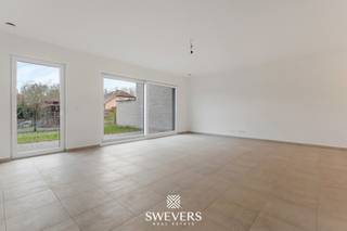 Voor meer info en foto’s, surf naar www.swevers.be – In het stijlvolle nieuwbouwproject "Milda" in Sint-Lambrechts-Herk (Hasselt) wacht een instapklare rijwoning op zijn eerste bewoners. Deze moderne, energiezuinige woning (BEN-label) uit 2024 biedt 169,40 m² wooncomfort, inclusief vloerverwarming en een warmtepomp voor lage energiekosten. De strakke architectuur, grote raampartijen en hoogwaardige afwerking maken dit een aantrekkelijke woonst. Op het gelijkvloers vind je een lichtrijke leefruimte met een open keuken, een gastentoilet en een handige berging. De grote schuiframen leiden naar een ruim terras en een zuidgerichte tuin, perfect om te ontspannen. Boven zijn er drie volwaardige slaapkamers, een moderne badkamer met inloopdouche, bad en dubbele wastafel, een apart toilet en extra berging. Deze woning geniet een uitstekende ligging: nabij winkels, scholen, openbaar vervoer en de E313. Dankzij het BEN-label profiteer je mogelijk van een verlaagde onroerende voorheffing. Voor meer informatie, bel 011 255 155.