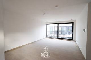 EXTRA ACTIE:<br />Bij aankoop van een appartement krijgt u € 5000 korting op de autostandplaats<br /><br />Mogelijkheid aankoop onder 6% BTW *<br />* Indien u aan de voorwaarden voldoet<br /><br />Residentie Prinsenhof is een uniek woonproject in hedendaagse architectuur en overtuigt topkwaliteit voor wat betreft de bouwtechniek, duurzaamheid, comfort en woongevoel in het centrum van Maaseik.<br /><br />Deze appartementen geven het wonen in een stad een heel andere dimensie.<br /><br />=> Indeling eerste verdieping<br />- Inkomhal<br />- Apart toilet<br />- Leefruimte met keuken<br />- Berging<br />- 1 slaapkamer<br />- Badkamer<br />- Terras van 12,86m²<br /><br />=> Kenmerken:<br />- Ventilatiesysteem D met warmterecuperatie<br />- De appartementen zijn voorzien van een zeer betrouwbare warmtepomp die zich kenmerkt door een laag E-peil en een stille werking. De hoge energie-efficiënte zorgt voor een gevoelige verlaging van het E-peil. De warmtepomp is bovendien de stilste warmtepomp in zijn soort die momenteel op de markt is. Zij voorziet de appartementen individueel van voldoende energie en van warm water dankzij een ingebouwde boiler.<br />- Lift en videofoon aanwezig<br />- Zonnepanelen op de platte daken<br />- Appartementen zijn zeer energiezuinig waardoor gunstige regeling onroerende voorheffing<br /><br />=> Verkoopprijzen exclusief:<br />- Autostandplaats in kelder <br />- Privatieve kelderberging