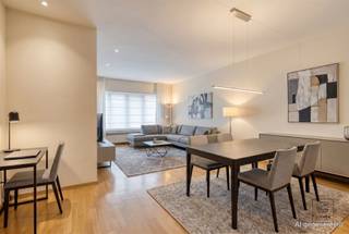 <p>Gelegen op een uitstekende en <strong>centrale locatie </strong>in het centrum van Lier vindt u dit op te frissen, <strong>gelijkvloerse </strong>appartement met <strong>2 slaapkamers </strong>en een bewoonbare oppervlakte van 86 m². Bij het betreden van het appartement komt u in de inkomhal, die toegang biedt tot de verschillende ruimtes. De lichtrijke leefruimte biedt toegang tot de geïnstalleerde keuken. Deze is uitgerust met toestellen, waaronder een koelkast met vriesvak, keramische kookplaat, dampkap, oven, spoelbak en tal van ingemaakte kasten. Verder bereikt u via de hal de volledig ingerichte badkamer, voorzien van een ligbad met douche functie, lavabomeubel. Apart toilet. Daarnaast beschikt het appartement over twee ruime slaapkamers, waarvan de kleine slaapkamer beurt toegang geeft tot het zonnige en ruime terras aan de achterzijde. Het appartement beschikt ook nog over een <strong>externe garagebox</strong>.</p><p>Extra troeven: <br />- <strong>EPC: 252 kWh/m²</strong> (C-score → <strong>GEEN</strong> renovatieverplichting) <br />- garagebox inbegrepen! <br />- Centrale ligging op wandelafstand van winkels, horeca en openbaar vervoer<br />- Woongebied, Gvkr, verdere stedenbouwkundige informatie in aanvraag. <br />- Maatregelenregister in aanvraag</p><p>Voor meer info ga naar www.coenenvastgoed.be of bel 03/375.82.92</p>