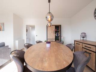 <p>Op de zevende verdieping van een verzorgde residentie ontdek je dit instapklare appartement. Het pand is centraal gelegen, met alle voorzieningen in de nabije omgeving.</p><p><strong>Het appartement bestaat uit</strong> een lichtrijke leefruimte – een praktisch ingerichte keuken voorzien van alle hedendaagse comfort – een badkamer met douchecabine, dubbele wastafel en aansluitingen voor wasmachine en droogkast - twee volwaardige slaapkamers en tot slot een ruime berging.</p><ul><li>Terras met prachtig uitzicht over Merksem</li><li>Autostaanplaats optioneel aan te kopen mits meerprijs</li><li>Conforme elektriciteit</li><li>Gunstige EPC (Label B)</li></ul>