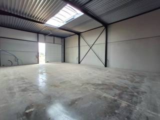 Op het gloednieuwe bedrijvenpark THEA in de Careelstraat in Tielt vindt u deze ruime KMO-unit van 216 m² terug. Dankzij de centrale ligging is dit een uiterst interessante uitvalsbasis voor uw activiteiten. Het park is zeer vlot bereikbaar vanaf het centrum en ligt vlakbij belangrijke invalswegen zoals de E40 en N37.<br /><br />De unit is opgebouwd uit een staalstructuur, geïsoleerde betonpanelen en beschikt over een lichtstraat met automatisch rookluik. De vrije hoogte bedraagt 6 meter en de unit heeft een automatische sectionale poort van 4 m breed x 4,5 m hoog. Stopcontacten van 220V en 380V zijn reeds aanwezig.<br /><br />Er worden sanitaire voorzieningen voorzien, en in overleg met de eigenaar kunnen de mogelijkheden voor het plaatsen van een laadpaal bekeken worden. De elektriciteitsvoorzieningen zijn hiervoor reeds aanwezig. Aan de staalconstructie zijn extra consoles voorzien, waardoor het mogelijk is om in de toekomst een extra verdieping te realiseren.<br /><br />Voor de unit zijn twee privatieve parkeerplaatsen voorzien. De oplevering is gepland vanaf 1/11/2025, of eerder indien de unit vroeger wordt afgewerkt.<br /><br />Deze unit is geschikt voor opslag én productie/werkplaats.<br /><br />Huurprijs: 1.100 euro/maand excl. BTW + provisie syndic: 75 euro/maand<br /><br />PLUSPUNTEN:<br />* NIEUWBOUW<br />* RUIM<br />* LIGGING<br />* PRIVATIEVE PARKEERPLAATS VOORZIEN <br />* MOGELIJKHEID TOT EXTRA VERDIEPING