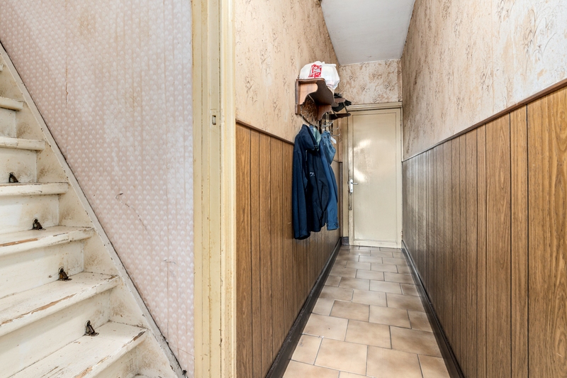 Roeselare-stadsrand. Te renoveren ruime stevige rijwoning met 3-4 slaapkamers op een mooi perceel van 263m2. Ideaal voor doe-het-zelver en renoveerder/investeerder. - foto 3