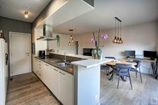 Lichtrijk instapklaar appartement te huur in Avelgem, Kortrijkstraat 27.INDELING: inkomhal met vestiaire - gastentoilet - leefruimte - open keuken -...