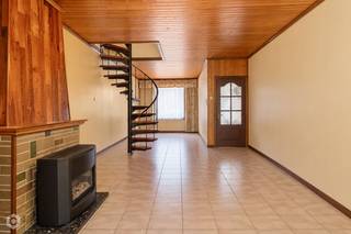 Op een fantastische locatie te Mechelen bevindt zich deze te renoveren woning met 3 slaapkamers en gezellige tuin op een perceel van 120 m². U geniet hier van een vlotte bereikbaarheid naar invalswegen én de nabijheid van het centrum, met winkels, horeca, scholen en openbaar vervoer op wandel- en fietsafstand.<br /><br />We betreden de woning via de inkomhal. De woonkamer geniet van veel lichtinval en kan worden ingericht met een gezellige zithoek en ruime eetkamer. Aangrenzend bevindt zich de keuken, die voorzien is van de voornaamste toestellen. Vanuit de keuken heeft u verder nog toegang tot de badkamer uitgerust met bad, lavabo en toilet. Het gelijkvloers beschikt aan de achterzijde nog over een gezellige zithoek met zicht op de tuin. Op de eerste verdieping brengt de ruime nachthal u naar 2 volwaardige slaapkamers. De zolderverdieping biedt plaats aan een 3de slaapkamer en extra opbergruimte. Buiten geniet u in alle rust en privacy van de tuin met praktische tuinberging.<br /><br />U bent verplicht om deze woning binnen de 6 jaar na aankoop grondig energetisch te renoveren tot minimum EPC-label D.<br /><br />Dit is een uitstekende opportuniteit als u op zoek bent naar een renovatieproject met zeer veel potentieel in Mechelen. Contacteer ons op 0479 13 63 69 voor meer informatie of neem een kijkje op www.boonstravastgoed.be. <br /><br />Bijzonderheden:<br />- Tuin<br />- 3 slaapkamers<br />- Uitstekende locatie