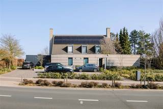 <p><span>Bent u op zoek naar een ruime woning met plaats voor uw professionele activiteit, extra ruimte of kangoeroewonen? Met een mooie tuin en vlakbij het centrum van Sint-Niklaas?<br />Dan zou deze woning wel eens aan heel wat van uw wensen kunnen voldoen!</span></p><p><span> </span></p><p><span>Deze kwalitatieve villa met praktijkruimte is door de jaren heen zeer goed onderhouden, ligt op een boogscheut van het centrum van de stad en biedt bijzonder veel mogelijkheden.</span></p><p><span> </span></p><p><span>We zetten graag enkele troeven op een rij:</span></p><ul><li><span>Grote bewoonbare oppervlakte (ca 310m²)</span></li><li><span>Ruime praktijkruimte met aparte ingang (ca 100m²)</span></li><li><span>Mooi aangelegde tuin</span></li><li><span>Volledig up-to-date: EPC-label B, 49 zonnepanelen, recente cv-ketel, asbestveilig</span></li></ul><p><span> </span></p><p><span>De gelijkvloerse verdieping is opgesplitst in een praktijkruimte en een privéwoning, elk bereikbaar via een aparte ingang.</span></p><p><span> </span></p><p><span>De praktijkruimte omvat een aparte inkom, wachtplaats, bureau, toilet en drie kabinetten/kantoorruimtes. Alles samen goed voor een nuttige oppervlakte van ongeveer 100 m².</span></p><p><span> </span></p><p><span>De privéwoning omvat een ruime inkomhal, toilet en kelder, een prachtige leefruimte en een aparte keuken met mooi zicht op de aangelegde tuin. Verder zijn er nog een bijkeuken, berging en garage.</span></p><p><span> </span></p><p><span>Op de eerste verdieping bevinden zich vier slaapkamers (15, 16, 16 en 14 m²), dressing, twee badkamers en een wasplaats.</span></p><p><span>Op de tweede verdieping bevindt zich nog een extra slaapkamer en een technische berging.</span></p><p><span> </span></p><p><span>Aan ruimte is er dus geen gebrek. Recent werd er geïnvesteerd in 49 zonnepanelen en een nieuwe cv-ketel, wat resulteert in een gunstig EPC-label B. Bovendien is de woning asbestveilig.</span></p><p><span> </span></p><p><span>De tuin is volledig aangelegd en voorzien van diverse terrassen en recente tuinberging.</span></p><p><span> </span></p><p><span>Bent u overtuigd en wenst u deze unieke eigendom te bezoeken? Neem dan zeker contact op met Axel Lenaerts Makelaars.</span></p><p><span> </span></p><p><span>Richtprijs: € 790.000<br />EPC: B</span></p><p><span> </span></p>