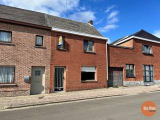 <strong>LEDE - Renovatiewoning nabij station en centrum.</strong><br /><br />Deze woning bevindt zich op wandel -en fietsafstand van het station Lede, dorpscentrum, winkels, scholen en in directe nabijheid van alle belangrijke invalswegen. <br /><br />Totaal renovatieconcept of afbraakwoning, met potentieel. Deze woning is dan ook ideaal voor investeerders of kandidaat-kopers die niet terugdeinzen voor een grondige renovatie en het potentieel van deze eigendom weten te waarderen. <br /><br />De woning beschikt op het gelijkvloers over een inkomhal, eetkamer, berging, woonkamer, keuken en aanbouw. Het verdiep is vandaag uitgerust met twee slaapkamers. De aanbouw op het gelijkvloers biedt uitbreidingsmogelijkheden bij renovatie, die een leuke interactie met de achterliggende tuinzone kunnen maken. De tuin kan mits de nodige liefde ingericht worden tot een aangename buitenruimte. <br /><br />Info en bezoek: 053/60.65.60.<br />De vermelde prijs is een richtprijs. Na ontvangst van de biedingen zal de verkoper beslissen of hij/zij de eigendom verkoopt aan het beste bod. De richtprijs is aldus niet bindend voor de verkoper. Voor meer info kunt u ons contacteren of het reglement raadplegen op onze website.