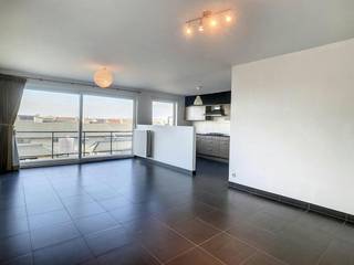Vous recherchez de l'espace, du confort et beaucoup de lumière ? Cet appartement situé au 2ème étage d'une résidence bien entretenue de la rue Antoinette Grossé offre tout ce qu'il faut. Grâce aux nombreuses fenêtres, vous pouvez profiter de la lumière naturelle et d'une belle vue imprenable sur les environs verdoyants.<br /><br />Lorsque vous entrez dans l'appartement, vous remarquez immédiatement l'espace de vie spacieux, qui se connecte parfaitement à la terrasse ensoleillée. La cuisine ouverte offre de nombreux espaces de rangement et est équipée d'appareils encastrés de haute qualité. <br /><br />L'un des atouts majeurs est son emplacement calme à proximité du Damse Vaart, entouré de verdure.<br /><br />C'est également un excellent endroit pour se garer et entreposer : l'appartement dispose d'un garage privé derrière le bâtiment et d'un accès à un local à vélos commun.<br /><br />Disposition :<br /><br />- Salon lumineux avec accès à la terrasse<br />- Cuisine ouverte entièrement équipée<br />- 2 chambres<br />- Salle de bain avec douche à l'italienne et baignoire<br />- Terrasse ensoleillée<br />- Box de garage privé<br /><br />Dans l'ensemble :<br /><br />- Prix de location : 925,00 €/mois<br />- Commission des frais communs : 75,00 €/mois<br />- Comprend : boîte de garage<br />- EPC : étiquette B<br /><br />Le moyen le plus rapide pour visiter cette propriété ? Demandez votre visite via le bouton rose de notre site Web (www.dewaele.com) et vous serez contacté par l'un de nos experts en location.<br /><br />Les images générées par l’IA sont fournies en guise d'inspiration. Elles ne tiennent pas compte des spécifications techniques, ni des renseignements urbanistiques, ni des possibilités concrètes de réalisation.