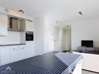 <p>Recent en instapklaar éénslaapkamerappartement, rustig gelegen in de Regatta-wijk op Linkeroever. Dankzij de vlotte verbinding naar de autosnelweg en de nabijheid van de tram, fietsostrade en voetgangerstunnel is het centrum van Antwerpen vlot bereikbaar. Het appartement omvat een inkomhal met vestiairehoek, een aangename en lichtrijke leefruimte met zithoek en eetplaats en een open keuken, voorzien van alle comfort. Vanuit de leefruimte is er toegang tot het gezellige terras met zonneluifel en zicht op het centrale binnenplein van de site. Het slaapgedeelte bestaat uit een ruime slaapkamer met en-suite badkamer, voorzien van een douche en enkele lavabo. Verder zijn er een apart toilet en een technische ruimte met aansluitingen voor wasmachine en extra bergruimte. Op de kelderverdieping beschikt u over een privatieve staanplaats nr. 104 en een kelderberging van ca. 3,44 m². Daarnaast is er een afgesloten gemeenschappelijke fietsenberging. Ideaal als eerste eigen woning of investering.</p>
<p>Extra troeven:</p>
<p>Energiezuinig Conforme elektrische installatie<br />Private staanplaats nr. 104<br />Ruime kelderberging<br />Lift aanwezig<br />Screens aan de ramen<br />Gezellig terras met zonneluifel <br />Afgesloten fietsenberging<br />Rustige ligging op Linkeroever<br />Instapklaar</p>
<p>Deze woning is te koop ZONDER makelaar via het concept van Smart Houses! Wenst u verdere inlichtingen of een bezoek? Contacteer rechtstreeks de eigenaar via <span>+32475653189</span></p>