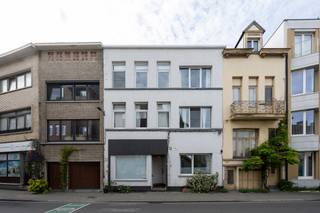 <p><strong>Op 't randje van Borgerhout ligt dit appartement in 2060, een buurt die je niet moet uitleggen, maar eentje die je moet voelen. Kleurrijk, levendig, altijd in beweging en tegelijk vol kleine straatjes waar de rust overheerst. Hier bots je op lokale winkels, nieuwe plekken, oude gewoontes en mensen die de buurt maken tot wat ze is. En in de Kerkstraat, op het gelijkvloers van een kleinschalig gebouw, zit zo’n plek die perfect past in dat verhaal, op wandelafstand van Bar Ziek en Bar Chapel. Een appartement dat niet probeert te imponeren, maar gewoon goed voelt. Met licht, een tuin en een indeling die klopt. Kom binnen…</strong></p><p> </p><p><strong>Binnenkomen zonder omwegen</strong></p><p>Je stapt binnen in een ruimte die meteen duidelijk maakt hoe het hier werkt. Geen overbodige gangen, geen verloren ruimte: gewoon een logische flow die je vanzelf meeneemt door het appartement.</p><p><strong> </strong></p><p><strong>Leven in het licht</strong></p><p>De leefruimte voelt open en aangenaam aan, een plek waar je je dag begint en eindigt zonder dat het geforceerd aanvoelt. Dankzij het doodlopende straatje aan de overkant geniet je hier van een verrassend open zicht en extra lichtinval, zonder directe inkijk. Aansluitend aan de leefruimte ligt de keuken, praktisch ingericht en klaar voor gebruik. Alles zit waar het moet zitten, zonder gedoe. Hier vind je ook een aparte wasberging.</p><p> </p><p><strong>Achteraan wordt het stil</strong></p><p>De slaapkamer ligt rustig achteraan het appartement. Een plek waar het tempo zakt, waar je ’s avonds de deur achter je dichttrekt en even ontsnapt aan de stad. Aansluitend vind je de dressing, een fijn extraatje dat zorgt voor overzicht en rust in je dagelijks leven.</p><p> </p><p><strong>Fris en compact</strong></p><p>De badkamer is voorzien van een douche en toilet. Compact, logisch en functioneel: precies zoals het hoort in een appartement waar alles zijn plek heeft, met glasdallen die zorgen voor een subtiele lichtinval.</p><p> </p><p><strong>Een tuin die blijft hangen</strong></p><p>Vanuit de slaapkamer stap je zo de tuin in: de ster van de show. Westgericht, dus hier zit je goed voor lange avonden en zacht licht dat blijft hangen. Een deel is privatief, achteraan loopt het over in een gemeenschappelijk stuk groen. Net dat beetje extra ruimte om buiten te zijn en de vogeltjes te horen fluiten, zonder dat je de stad moet verlaten.</p><p> </p><p><strong>Handig om weten</strong></p><p>Dit appartement maakt deel uit van een kleinschalig gebouw met lage maandelijkse kosten, namelijk 30 euro per maand voor de blokpolis en minuterie in de gemene delen - én het dak werd vernieuwd in 2020. Als laatste betekent het EPC-label E dat er een renovatieplicht is, maar tegelijk kan je met een beperkt budget het EPC opkrikken, door muur- en vloerisolatie te plaatsen. Verder is er geen asbest aanwezig en de elektrische keuring is conform.</p><p> </p><p><strong>Verliefd? Info@ugly.be</strong></p>