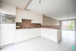 In het hart van Oostrozebeke bevindt zich dit doorzonappartement. Met een bewoonbare oppervlakte van 77 m² (volgens EPC-attest). Met een...