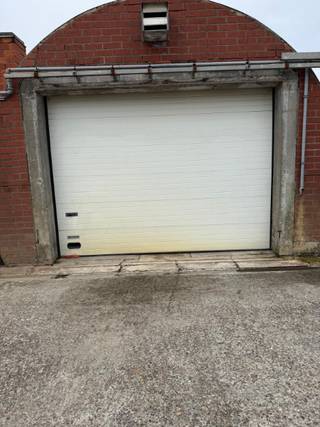 <strong>Te huur: Loods - 105 m² - opslag - Beschikbaar vanaf 1 januari 2027</strong><br />Loods/opslagplaats te huur van +- 105 m² voorzien van een manuele poort. De poort is 2,97 m Hoog en heeft een breedte 4,10m.<br />Loods heeft een oppervlakte van 105 m² (5,4 meter breed en 19 meter diep - hoogte 4m). <br />Dit bedrijfspand is te bereiken via een private weg van de Oostrozebekestraat te Ingelmunster, een belangrijke invalsweg en daardoor goed bereikbaar. <br />Geïsoleerde loods, geen verwarming aanwezig. <br />Prijs : 300 € + BTW 21% - maandelijkse facturatie door de eigenaar, Elektriciteit via een tussenteller (jaarlijkse afrekening)
