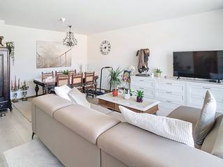 Op zoek naar een comfortabel appartement te huur in het centrum van Ieper? Dit gezellige éénslaapkamerappartement is gelegen op de derde verdieping van residentie Arosa en combineert een rustige woonomgeving met een uitstekende centrale ligging.<br /><br />De Grote Markt, winkels, horecazaken en het openbaar vervoer bevinden zich allemaal op wandelafstand. Dankzij de aanwezigheid van een lift is het appartement bovendien vlot bereikbaar.<br /><br />INDELING<br />Verdieping +3:<br />- Inkomhal van 4,5 m² met afzonderlijk toilet<br />- Lichtrijke leefruimte van 27 m² met toegang tot het terras van 4,5 m²<br />- Keuken van 7,4 m²<br />- Praktische berging<br />- Slaapkamer van 12 m²<br />- Badkamer van 4,5 m² <br /><br />Gelijkvloers:<br />- Gemeenschappelijke fietsenberging<br /><br />==> Lift aanwezig!<br /><br />Ben je geïnteresseerd in dit pand te huur in Ieper? Surf dan naar de website www.dewaele.com, klik op de rode knop 'Bezoek aanvragen' en vul het huurdersprofiel in. Daarna nemen we contact op voor een bezoek