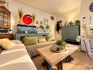 Gezellig, <strong>INSTAPKLAAR 2-SLAAPKAMERAPPARTEMENT</strong> met <strong>RUIME GARAGE</strong> en zolder, gunstig gelegen te Lessen. Bij het betreden van het appartement komt u terecht in de inkomhal met afzonderlijk toilet. De lichtrijke woonkamer vormt een aangename leefruimte en sluit mooi aan op de <strong>INGERICHTE KEUKEN</strong>. Verder beschikt het appartement over <strong>TWEE VOLWAARDIGE SLAAPKAMERS</strong> en een ingerichte badkamer. Een belangrijke <strong>EXTRA TROEF IS DE RUIME ZOLDER</strong>, die heel wat bijkomende <strong>OPBERGMOGELIJKHEDEN</strong> biedt. Dankzij de goede bereikbaarheid en de nabijheid van openbaar vervoer, winkels, scholen en <strong>BELANGRIJKE INVALSWEGEN</strong> geniet u hier van een praktische ligging voor het dagelijkse leven. Ook een <strong>RUIME GARAGE</strong> is inbegrepen. Momenteel verhuurd aan <strong>690 EUR/MAAND</strong>.<br /><br /><strong>Adres: </strong>Chaussée de Renaix 30A, 7860 Lessen<br /><br />PEB: 203 kWh/m² - UC: 20221029001263