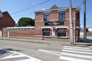 Te Koop: Café/Horecazaak op Tophoeklocatie in Harelbeke (90 m²)<br />Unieke kans om eigenaar te worden van een goed gelegen horecazaak in het centrum van Harelbeke, op de hoek van de Groeningestraat en de Elfde-Julistraat. Deze eigendom is ideaal voor wie een café of andere horecazaak wil starten of overnemen op een locatie met veel zichtbaarheid en passage.<br />🔹 Indeling gelijkvloers:<br />• Gezellige caféruimte<br />• Ruime leefkeuken<br />• Grote kelder<br />• Toiletten dames & heren + douche<br />• Gang met uitgang naar buiten<br />🔹 Verdieping:<br />• 2 ruime slaapkamers<br />• Overloop met mogelijkheid tot het inrichten van een badkamer<br />🔹 Extra info:<br />• Verwarming op gas<br />• Kadastraal inkomen: €505<br />• Vrij bij akte<br />📍 Centrale ligging met veel potentieel – ideaal voor horeca of andere commerciële activiteit.<br />Interesse? Neem contact op voor meer info of een bezoek ter plaatse!<br /><br />info@immo-ottevaere.be<br />+32 50 89 58 60