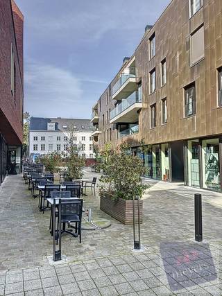 Bent u op zoek naar een comfortabele assistentiewoning waar zelfstandig wonen, veiligheid en ondersteuning centraal staan? Ontdek deze ruime assistentiewoning in Residentie Ursulinenhof, gelegen in het centrum van Hasselt en op wandelafstand van tal van voorzieningen.<br /><br />De assistentiewoning werd gerealiseerd in 2015 en beschikt over een oppervlakte van ca. 86 m². De woning is praktisch en toegankelijk ingedeeld en biedt een aangename woonomgeving met veel natuurlijk licht.<br /><br />Bij het betreden van de woning komt u terecht in een ruime en lichtrijke leefruimte met een open, ingerichte keuken. De grote raampartijen geven rechtstreeks toegang tot het zuidoostgerichte terras, vanwaar u geniet van een aangenaam uitzicht op de verzorgde binnentuin van de residentie.<br /><br />Verder beschikt de woning over een ruime slaapkamer en een volledig uitgeruste, rolstoeltoegankelijke badkamer. Daarnaast zijn er een afzonderlijk gastentoilet en een praktische berging/wasruimte aanwezig.<br /><br />Een privatieve kelderberging is inbegrepen in de verkoop. Daarnaast bestaat de mogelijkheid om een autostaanplaats aan te kopen voor € 45.000.<br /><br />Als assistentiewoning combineert deze eigendom zelfstandig wonen met de mogelijkheid tot ondersteuning en dienstverlening binnen de residentie. Hierdoor vormt ze een interessante keuze voor wie comfortabel en toekomstgericht wil wonen in het centrum van Hasselt.<br /><br />Ook op energetisch vlak scoort de woning goed, met een EPC van 70 kWh/m². De elektrische installatie is bovendien conform.<br />De centrale ligging vormt een bijkomende troef. Winkels, horeca, openbaar vervoer en andere dagelijkse voorzieningen bevinden zich op wandelafstand, waardoor u hier comfortabel kunt wonen met alles binnen handbereik.<br /><br />Deze assistentiewoning is zowel interessant voor eigen bewoning als voor investeerders die op zoek zijn naar specifiek zorgvastgoed op een centrale locatie in Hasselt.<br /><br />Bent u benieuwd naar deze assistentiewoning in Residentie Ursulinenhof?<br />Neem gerust contact op met Meyers Vastgoed voor meer informatie of een bezichtiging ter plaatse.