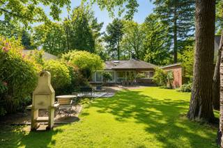 <p><strong>Instapklare, gelijkvloerse villa met prachtige tuin op ca. 1.680 m² in hartje Kapellen-Heide!</strong><br />Deze woning beschikt over een ruime zolder met potentieel én een <strong>vrijstaand garagegebouw</strong>!<br /><br />De woning omvat in totaliteit 3 bouwlagen, waaronder:</p>
<ol>
<li>
<p>Een gelijkvloerse verdieping met inkomhal, vestiaire, gastentoilet, woonkamer, eetplaats, leefkeuken,<strong> tuinkamer </strong>en nachthal met toegang tot de slaapkamers en badkamer 2. Een volledig inrichtbare zolderverdieping</p>
</li>
<li>
<p>Een praktische vrijstaande garage met oprit<br /><br /><strong>Voorzieningen op de gelijkvloerse verdieping:</strong></p>
</li>
</ol>
<ul>
<li>
<p>Inkomhal met gastentoilet, handenwasser en vestiaire</p>
</li>
<li>
<p>Lichtrijke woonkamer op parket met een <strong>gezellige pelletkachel </strong>verwerkt in de <strong>open haard</strong>, met zicht op de fraai<strong> aangelegde tuin</strong></p>
</li>
<li>
<p>Ruime eetplaats aansluitend op de keuken</p>
</li>
<li>
<p>Volledig vernieuwde, moderne<strong> leefkeuken </strong>met centraal eiland en <strong>kwaliteitsvolle inbouwtoestellen</strong></p>
</li>
<li>
<p>Tuinkamer met grote raampartijen en een sfeervolle connectie met de tuin</p>
</li>
<li>
<p>Nachthal die toegang geeft tot:<br /> • Masterbedroom (ca. 17 m²)<br /> • Slaapkamer 2 (ca. 12 m²)<br /> • Verzorgde badkamer met<strong> inloopdouche</strong>, dubbele lavabo en toilet<br /><br /><strong>Voorzieningen op de zolderverdieping:</strong></p>
</li>
</ul>
<ul>
<li>
<p>Ruime zolder over de volledige breedte van de woning, bereikbaar via zolderluik</p>
</li>
<li>
<p>Mogelijkheid tot het inrichten van extra slaapkamers, bureau of hobbyruimte<br /><br /><strong>Bijzonderheden:</strong></p>
</li>
</ul>
<ul>
<li>
<p>Vrijstaande garage met automatische poort en extra bergruimte, een zonnige tuin met <strong>zonneterras</strong> en vaste <strong>barbecue,</strong> een <strong>blanco EK</strong>, een <strong>EPC C </strong>(bijna B!!) een instapklaar karakter dankzij grondige renovaties in keuken en badkamer en een zolder die<strong> uitbreidingsmogelijkheden</strong> biedt.</p>
</li>
</ul>
<p><strong>Ligging van deze woning:</strong><br />Deze woning is gelegen in een rustige,<strong> groene woonwijk</strong> aan de Barreellaan in <strong>Kapellen/Heide,</strong> op wandelafstand van het levendige dorpscentrum met winkels, horeca en supermarkten.<br />Verder geniet u van een uitstekende verbinding richting Kapellen centrum,<strong> Brasschaat</strong>, de <strong>Nederlandse grens</strong> én <strong>Antwerpen.</strong> Wat betreft de directe omgeving, bevindt u zich:</p>
<ul>
<li>
<p>Op veilige wandel- en fietsafstand van basisscholen, <strong>station Heide</strong> en <strong>natuurgebieden</strong>.</p>
</li>
<li>
<p>In de onmiddellijke nabijheid van openbaar vervoer, de <strong>fietsostrade</strong> én invalswegen</p>
</li>
</ul>