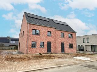 Ben je op zoek naar een ruime en energiezuinige woning in een groene, rustige omgeving? Dan is lot 4 in ons nieuwbouwproject in Oetingen (Gooik) misschien wel jouw toekomstige thuis!<br />Deze halfopen bebouwing biedt 143 m² aan bewoonbare oppervlakte en is gelegen nabij het centrum, lokale handelaars, sportvoorzieningen en openbaar vervoer.<br /><br /><br /><strong>Indeling van de woning Lot 04;</strong><br />- Ruime inkomhal met gastentoilet<br />- Leefruimte met open keuken (45,7m²)<br />- Grote berging voor extra opslag en praktisch gebruik<br />- Nachthal met apart toilet<br />- 3 ruime slaapkamers (13,4 m² – 11,9 m² - 10,8m²)<br />- Grote badkamer met ligbad, douche en dubbele lavabo (8,1m²)<br />- Ruime zolder, mogelijkheid tot plaatsen vaste trap voor extra ruimte<br /><br /><strong>Extra troeven;</strong><br />- Ruwbouw reeds opgestart<br />- Lichtrijke ruimtes en een praktisch ingedeelde woning<br />- Vloerverwarming op het gelijkvloers<br />- Energiezuinig wonen<br />- Zonnepanelen<br />- Mogelijkheid plaatsen carport <br />- Regenwaterput van 7.500 liter, aangesloten op toiletten, wasmachine en buitenkraan<br /><br /><strong>Ben jij klaar om van deze woning jouw thuis te maken?</strong><br />Bekijk de plannen op www.hectaar.be of neem contact met ons op voor een afspraak!