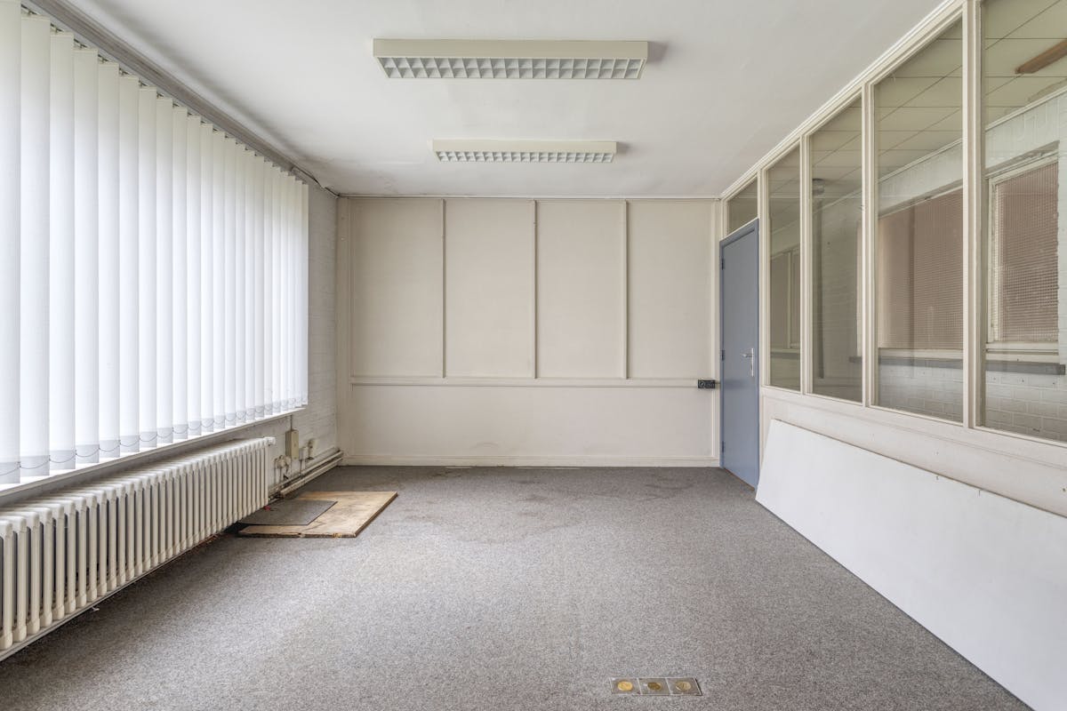 Entrepôt spacieux avec bureaux à louer à Loppem - photo 4