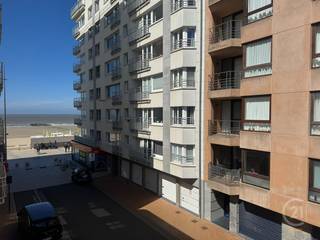 Appartement met 2 slaapkamers, ideaal gelegen in het centrum van Westende-Bad, op wandelafstand van zee, winkels en horeca. De lichtrijke leefruimte geeft uit op het terras vooraan met zijdelings zeezicht. Achteraan bevinden zich twee volwaardige slaapkamers, die beide toegang bieden tot een zonnig en rustig terras. De badkamer is voorzien van een ligbad en er is een apart toilet.<br />Het appartement maakt deel uit van een kleine residentie zonder lift, wat zorgt voor een rustige en kleinschalige woonomgeving.<br />Een ideale woonst of tweede verblijf aan zee!