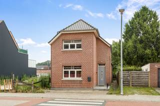 Deze woning is gelegen midden in het centrum van Dessel op letterlijk enkele meters van de lagere en kleuterschool.Op het gelijkvloers is er een...