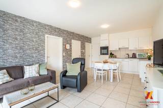 Dit <strong>instapklare gelijkvloerse appartement</strong> biedt een comfortabele indeling met een praktische leefruimte en een uitstekende ligging op wandelafstand van openbaar vervoer (<500 m). Ideaal voor alleenstaanden, koppels of als investering.<br /><strong>Indeling</strong>
<ul>
<li><span><strong>Lichtrijke zithoek</strong> met directe verbinding naar de keuken</span></li>
<li><span><strong>Open keuken met eethoek</strong>, functioneel ingericht</span></li>
<li><span><strong>1 ruime slaapkamer</strong></span></li>
<li><span><strong>Wasplaats/berging</strong> met aansluitingen</span></li>
<li><span><strong>Gelijkvloerse toegang</strong>, dus volledig drempelvrij</span></li>
<li><span><strong>Privatieve kelderberging</strong>, ideaal voor extra opslag</span></li>
</ul>
<strong>Troeven</strong>
<ul>
<li><span>Rustige ligging in een verzorgde residentie</span></li>
<li><span>Openbaar vervoer op minder dan 500 meter</span></li>
<li><span>Gelijkvloers wonen</span></li>
<li><span>Kelderberging inbegrepen</span></li>
<li><span>Perfect als starterswoning of investering</span></li>
<li><span>Pand is momenteel verhuurd (stabiel rendement)</span></li>
</ul>
<strong>Contact</strong>
<ul>
<li><span>Voor meer informatie of een bezoek: </span><strong>Giovanni Maessen +32 477 57 00 41</strong></li>
</ul>
<ul>
<li><span>Of email<strong> admin@verkoopanders.be</strong></span></li>
</ul>
<br /><strong><em><span>VerkoopAnders is geen makelaar. VerkoopAnders adviseert de eigenaar zijn woning ZELF te verkopen en ondersteunt deze hierbij met een uitgebreid gamma aan diensten en professioneel advies. Hierdoor besparen zowel de eigenaar als de koper duizenden euro's en staat dit pand scherp geprijsd.</span></em></strong><br />