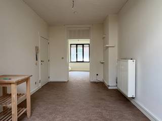 Op zoek naar een gezellig gelijkvloers appartement in centrum Leuven? Dan is dit een absolute aanrader.<br /><br />Het appartement situeert zich in het bruisende centrum van Leuven, op wandelafstand van het station, talrijke restaurants, winkels en alle stedelijke voorzieningen. <br />Het omvat een leefruimte, afsluitbare slaapkamer, eetplaats met een keuken (gasfornuis, dampkap (Siemens), dubbele wastafel en oven) en een badkamer met een lavabomeubel, douche en toilet. Verder is er nog een privatieve gezellige stadskoer via de inkomhal beschikbaar<br /><br />Het appartement is onmiddellijk beschikbaar met een huurprijs van €825 + €175 kosten voor het privatief verbruik van <strong>verwarming, elektriciteit, internet en water. </strong><br /><br />Lijkt dit appartement echt iets voor jou? Wees er dan snel bij en maak zelf een afspraak via onze online agenda onder 'bezoekmoment kiezen. Of neem gerust contact met ons op voor verdere informatie of om een bezichtiging te regelen, via telefoon op 016 23 90 81 (elke weekdag bereikbaar tussen 10u en 13u). Dit is een geweldige kans die u niet wilt missen!