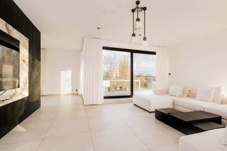 Détendez-vous dans ce penthouse !Vous entrez dans le penthouse par l'ascenseur de la maison avec un code personnel. Le hall d'entrée avec les...