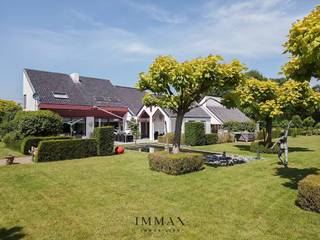 <p>Op een uitzonderlijke landelijke locatie in Brugge, langs de Broekweg, bevindt zich deze charmante villa met uitgestrekte weilanden en ruime loodsen, op een steenworp van de idyllische Damse Vaart en Brugge Centrum. Hier geniet u van absolute rust, open zichten en een zeldzame combinatie van wonen, werken en buitenleven.<br /><br />De villa is harmonieus ingeplant in het groen en vormt een oase van privacy, ver weg van de drukte maar toch vlot bereikbaar. Grote raampartijen brengen het omliggende landschap letterlijk tot in de leefruimtes en zorgen voor een aangename, natuurlijke lichtinval. Dit is wonen met seizoenen.<br /><br />Achter en naast de woning bevinden zich grote functionele loodsen, ideaal voor zelfstandigen, land-en tuinbouwactiviteiten, opslag of het combineren van wonen met een professionele bezigheid aan huis. Daarnaast maken de omliggende weides dit eigendom bijzonder aantrekkelijk voor paardenliefhebbers, dierenhouders of wie droomt van een eigen stukje platteland in Brugge. <span>De omvangrijke infrastructuur biedt tal van mogelijkheden voor een professionele landbouwactiviteit en leent zich onder meer uitstekend voor het fokken en houden van dieren of andere landbouwgerelateerde activiteiten.</span><br /><br />Troeven op een rij:<br /><br />* Uitzonderlijke landelijke ligging nabij de Damse Vaart (opp: 24.551m²)<br />* Ruime villa met open zichten en maximale privacy<br />* Grote loodsen met diverse gebruiksmogelijkheden (2x 630m² - 1x 200m²)<br />* Uitgestrekte weilanden, ideaal voor paarden of landbouw (optioneel: 27.566m²)<br />* Perfecte combinatie van wonen, werken en natuur<br />* Zeldzaam aanbod in de Brugse rand<br /><br />Deze eigendom spreekt tot de verbeelding van wie groter denkt dan een klassieke villa. Een plek waar ruimte geen luxe is, maar een evidentie.<br />We nodigen u graag uit om deze unieke setting zelf te ervaren — want sommige locaties laat je zich niet uitleggen, die moet je voelen.<br /><br />Voor verdere informatie of een vrijblijvend bezoek contacteer Wout op 0475 96 59 38 of mail naar wout@immax.be.</p>