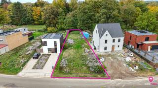 <article>
<div>
<div>
<div>
<div>
<div>
<div>
<p>Bij ImmoFusion 7/7 “open huis” : klik op onze 3D-TOUR.<br /><br /><br />In de rustige en groene Aanhofstraat in Heusden-Zolder bevindt zich deze mooie bouwgrond van 554 m², geschikt voor een halfopen bebouwing. De grond ligt in een nieuwe verkaveling en biedt achteraan een fraai uitzicht op de omliggende bossen. De ligging combineert rust en natuur met een uitstekende bereikbaarheid: de oprit van de autosnelweg E314 bevindt zich op korte afstand. De locatie is centraal gelegen tussen Heusden, Houthalen en Zonhoven, waardoor alle voorzieningen zoals winkels, scholen en recreatie makkelijk bereikbaar zijn. De omgeving is bosrijk, rustig en kindvriendelijk, ideaal voor wie op zoek is naar een aangename woonomgeving met veel groen.</p>
<p>Bouwvoorschriften</p>
<ul>
<li>
<p>Type bebouwing: halfopen bebouwing</p>
</li>
<li>
<p>Perceeloppervlakte: 554 m²</p>
</li>
</ul>
<p>Hoofdgebouw</p>
<ul>
<li>
<p>Maximale bouwdiepte gelijkvloers: 15 meter</p>
</li>
<li>
<p>Maximale bouwdiepte verdieping: 12 meter</p>
</li>
<li>
<p>Maximale bouwhoogte tot aan de kroonlijst: 6,5 meter</p>
</li>
<li>
<p>Daktype: plat dak</p>
</li>
</ul>
<p>Aanbouw</p>
<ul>
<li>
<p>Maximale bouwlaag: 1 bouwlaag</p>
</li>
<li>
<p>Maximale kroonlijsthoogte: 3,5 meter onder de kroonlijst van het hoofdgebouw</p>
</li>
<li>
<p>Daktype: plat dak</p>
</li>
</ul>
<p>Pluspunten:<br /><br />-Rustige ligging in een nieuwe verkaveling<br />-Achteraan uitzicht op een bosrijk gebied<br />-Groene en kindvriendelijke omgeving<br />-Centrale ligging tussen Heusden, Houthalen en Zonhoven<br />-Vlotte aansluiting met de autosnelweg E314<br />-Ruim perceel met mogelijkheden voor moderne architectuur<br />-Ideale combinatie van rust, natuur en bereikbaarheid<br /><br /><span>Maatregelen opgenomen in het Maatregelenregister: nee</span></p>
<p><span>Een bezichtiging ter plaatse of meer info, bel ons op 078/78.78.70, of kom gewoon binnen op ons kantoor, steeds welkom!</span></p>
</div>
</div>
</div>
</div>
<div></div>
</div>
</div>
</article>
<div></div>