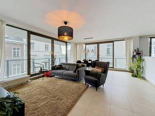Dit appartement, georiënteerd op een hoek, met zicht op het Sint-Annaplein is gelegen in een rustige en doorlopende straat. Vlakbij invalswegen en op wandelafstand van het centrum.<br /><br />indeling van het appartement:<br />inkomhal met apart toilet - leefruimte - ruim en zonnig terras - geïnstalleerde open keuken - berging - twee slaapkamers - badkamer - privatieve kelderberging.<br /><br />Men dient de autostaanplaats erbij te huren aan 127,00 euro per maand.  <br /><br />De gemeenschappelijke kosten zijn onder de vorm van een provisie en bedragen 80,00 euro per maand.<br /><br />Beschikbaarheidsdatum: 01/12/2026