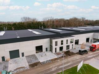 Ontdek het gloednieuwe KMO-project Gruuthuse in Oostkamp.<br /><br />Dit modern bedrijvenproject bevindt zich op een strategische locatie in het hart van West-Vlaanderen. <br />De laatste afwerkingswerken zijn volop aan de gang. <br />Ideaal voor ondernemingen die nood hebben aan extra ruimte of op zoek zijn naar een interessante investering.<br />De kmo-units in Oostkamp bevinden zich op een uitstekende locatie in de nabijheid van de grote steden zoals Brugge en Gent , waardoor ze kunnen bijdragen aan een bloeiende economische omgeving die tal van zakelijke kansen bieden.<br /><br /><br />Troeven: <br />* Toplocatie nabij Brugge en Gent - vlotte verbinding met de E40 en E403 <br />* Duurzame BEN gebouwen <br />* Casco oplevering met een oppervlakte van 1043,46 m²<br />* Aparte kantoorruimte<br />* Vrije hoogte van 10 meter<br />* 2 verdiepen<br />* Mogelijkheid tot diverse optiepakketten<br />* 5 parkeerplaatsen<br />* Industriële, gepolierde gewapende betonvloer<br />* Lichtstraat in meerwandige polycarbonaatplaten met aluminium profielen<br />* Aluminium schrijnwerk met elektronische sectionale poort<br /><br />Onmiddellijk beschikbaar of beschikbaar op zeer korte termijn!<br /><br />Interesse?<br />Contacteer Simon via 0498 12 37 08 of mail naar simon@vicusvastgoed.be