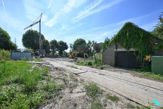 Deze te renoveren vrijstaande woning met <strong>drie slaapkamers</strong> is gelegen op een privaat gelegen perceel van 2446 m² en beschikt over een bewoonbare oppervlakte van 349 m². Erg exclusief gelegen via een private oprijlaan (517m²) die wordt gedeeld met de naastliggende buur. Indeling: uitnodigende inkomhal met gastentoilet, geïnstalleerde keuken met bijkeuken/wasplaats, lichtrijke leefruimte met houthaard, alsook een dubbele inpandige garage. Nachthal, drie slaapkamers en de badkamer met ligbad, douche, dubbele wastafel en apart toilet. De woning is erg privaat gelegen op een perceel van maar liefst 2.446m² en beschikt over o.a. een overdekt terras en diverse parkeermogelijkheden. Verwarming op elektriciteit (vloerverwarming) | Dubbele beglazing - houten schrijnwerk | Regenwater | Elektriciteit niet conform | Geïsoleerde muren en vloer | Kelder aanwezig | Zonnescreens in slaapkamers | Mogelijkheid om aan te kopen als bouwgrond - zonder bouwverplichtingen - verkavelingsvoorschriften beschikbaar | Mogelijkheid tot samenwerking met ontwikkelaar Urbes voor het voorzien van een nieuwbouw | Mogelijkheid tot renovatie / nieuwbouw à 6% - mits voldaan wordt aan de voorwaarden. Laurence (BIV 541 501) organiseert voor deze woning de bezoeken, mits het maken van een afspraak.