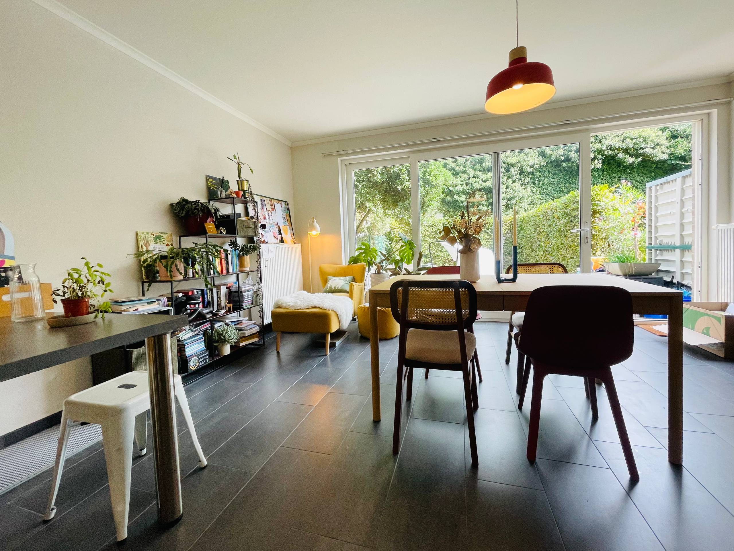 Instapklaar appartement in rustige woonwijk met een terras en tuin, vlakbij Gent-centrum en Bourgoyen. - foto 5