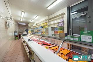 <h3><span>Investeringskans met rendement – Opbrengsteigendom in de Provinciestraat (Kievitwijk, Antwerpen)</span></h3><h3><span> </span></h3><p><span>In de bruisende </span><span>Kievitwijk</span><span>, in het hart van de </span><span>Provinciestraat</span><span>, bieden wij deze interessante </span><span>opbrengsteigendom</span><span> aan met </span><span>vier verhuurde entiteiten</span><span>:<br />één </span><span>commerciële ruimte (±75 m²)</span><span>, momenteel uitgebaat als slagerij, en </span><span>drie bovenliggende appartementen</span><span> van telkens ±45 m².</span></p><p><span>De locatie is een absolute troef: op wandelafstand van het </span><span>Centraal Station</span><span>, het </span><span>Mediaplein</span><span> en het </span><span>Antwerpse stadscentrum</span><span>. Deze buurt staat bekend om haar </span><span>levendige handelsactiviteit</span><span>, </span><span>hoge passage</span><span> en </span><span>stabiele huurmarkt</span><span>, wat dit pand tot een </span><span>zekere en rendabele investering</span><span> maakt.</span></p><p><span> </span></p><p><span>Rendement:</span></p><ul><li><span>Huidig: 3,89% – €2.150/maand (excl. handelsruimte)</span></li><li><span>Potentieel: 6,15% – €3.400/maand (incl. handelsruimte)</span></li></ul><p><span> </span></p><p><span>Troeven:</span></p><ul><li><span>Centrale commerciële ligging met uitstekende zichtbaarheid</span></li><li><span>Zelden leegstand – vaste huurders</span></li><li><span>Aparte meters voor gas en elektriciteit (water gemeenschappelijk)</span></li><li><span>Degelijk gebouw, goed onderhouden</span></li></ul><p><span> </span></p><p><span>Indeling:</span></p><ul><li><span>Gelijkvloers (EPC D):</span><span> winkel, keuken, koelcel, berging, toilet</span></li><li><span>1e verdiep (EPC C – 237):</span><span> living, keuken, slaapkamer, badkamer</span></li><li><span>2e verdiep (EPC C – 248):</span><span> living, keuken, 2 slaapkamers, badkamer</span></li><li><span>3e verdiep (EPC D – 339):</span><span> living, keuken, slaapkamer, badkamer</span></li></ul><p><span> </span></p><p><span>Interesse?</span><span><br />Contacteer </span><span>Area Partners</span><span> – info@area.be | 03 284 60 60</span></p><p><span> </span></p>