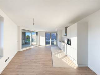 <p><span>Op zoek naar een modern appartement waar je als eerste bewoner je intrek kan nemen?</span></p><p><span>Dit lichtrijke nieuwbouwappartement van 67 m² bevindt zich op de eerste verdieping en is bereikbaar via lift of trap.</span></p><p><span> </span></p><p><span>Via de inkomhal met vestiaireruimte, gastentoilet en wasplaats bereik je de lichtrijke leefruimte met </span><span>twee terrassen</span><span> en een volledig uitgeruste open keuken.</span></p><p><span>Verder beschikt het appartement over een slaapkamer van 12 m² met ensuite badkamer, voorzien van een inloopdouche en lavabo.</span></p><p><span>Een extra berging zorgt voor bijkomende opbergruimte.</span></p><p><span> </span></p><p><span>Dankzij de </span><span>vloerverwarming en het ventilatiesysteem</span><span> geniet je van optimaal wooncomfort. Het gebouw beschikt bovendien over een fietsenlift naar de kelderverdieping.</span></p><p><span> </span></p><p><span>Het appartement is gunstig gelegen in Kontich, met winkels, openbaar vervoer en vlotte verbindingen richting Antwerpen en Mechelen in de omgeving.</span></p><p><span> </span></p><p><span>Praktische informatie:</span></p><ul><li><span>Eerste bewoning</span></li><li><span>Onmiddellijk beschikbaar</span></li><li><span>Gemeenschappelijke kosten: € 200/maand, inclusief verwarming en warm water</span></li></ul><p><span> </span></p><p><span>Interesse?</span></p><p><span>Contacteer ons voor meer informatie of een bezoek!</span></p><p><span> </span></p>