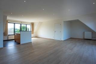 <h2>Recent en instapklaar appartement op de 2e verdieping – mét lift en groot ZW‑terras</h2>
<p><span>Op een toplocatie <strong>nabij het centrum van Stabroek</strong> vindt u dit <strong>recent en piekfijn geschilderd appartement</strong> op de tweede verdieping. Het gebouw is uitgerust met een <strong>lift</strong> en wordt uitstekend onderhouden.</span></p>
<h2>Indeling</h2>
<h3><strong>Inkom & leefruimte</strong></h3>
<ul>
<li>
<p><span>Inkomhal met <strong>apart gastentoilet</strong></span></p>
</li>
<li>
<p><span><strong>Ruime woonkamer</strong> op parket met grote schuiframen</span></p>
</li>
<li>
<p><span>Toegang tot het <strong>uitzonderlijk grote zuidwestgerichte terras</strong> met <strong>automatische zonneluifel</strong></span></p>
</li>
<li>
<p><span><strong>Open keuken</strong> voorzien van alle toestellen</span></p>
</li>
</ul>
<h3><strong>Slaapgedeelte & comfort</strong></h3>
<ul>
<li>
<p><span><strong>Twee slaapkamers</strong></span></p>
</li>
<li>
<p><span><strong>Berging</strong> met aansluiting voor was- en droogautomaat</span></p>
</li>
<li>
<p><span><strong>Badkamer</strong> met douche en dubbele lavabo met meubel</span></p>
</li>
<li>
<p><span><strong>Grote bergzolder</strong> voor extra stockage</span></p>
</li>
</ul>
<h3><strong>Parkeren & extra’s</strong></h3>
<ul>
<li>
<p><span><strong>Inclusief overdekte autostaanplaats</strong></span></p>
</li>
<li>
<p><span><strong>Fietsenstalling</strong> aanwezig in het gebouw</span></p>
</li>
<li>
<p><span><strong>Lage algemene kosten</strong></span></p>
</li>
<li>
<p><span>Rustig, verzorgd en recent gebouw met hoog wooncomfort</span></p>
</li>
</ul>
<div></div>
<h2>Bezoek ter plaatse</h2>
<p><span>Contacteer <strong>Vastgoed03</strong> via <span>03 568 03 03</span> voor meer informatie of een bezoek.</span></p>