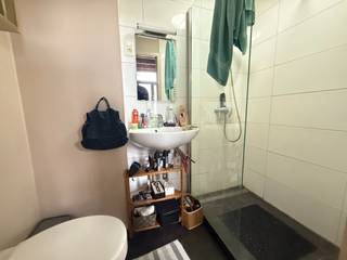 Studentenkamer op supercentrale ligging in Antwerpen, vlakbij campus AP en het openbaar vervoer, andere hoge scholen en UA vlot bereikbaar met de fiets.<br /><br />Indeling: <br />Leefruimte met kitchenette en mezzanine.<br />Ingerichte badkamer met douche, toilet en lavabo.<br /> 