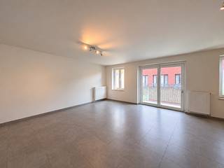<p>Inschrijven voor het appartement kan via volgende link: https://bit.ly/4jRP6fg -> "maak een afspraak"</p><p>Dit <strong>instapklare appartement</strong>, gelegen aan de <strong>Geraardsbergsesteenweg 87A bus 11 in Aalst</strong>, biedt een ideale combinatie van hedendaags wooncomfort, een praktische indeling en een uitstekende bereikbaarheid. Dankzij de gunstige ligging, nabij <strong>station Haaltert, scholen, winkels en belangrijke invalswegen</strong>, met een vlotte verbinding naar de oprit van de autosnelweg, geniet u hier van een uitstekende mobiliteitsscore.<br />Met een <strong>bewoonbare oppervlakte van 80 m²</strong> beschikt het appartement over een inkomhal met <strong>afzonderlijk gastentoilet, twee slaapkamers</strong> en een badkamer met <strong>inloopdouche en dubbele lavabo</strong>. De lichtrijke leefruimte sluit naadloos aan op de <strong>volledig geïnstalleerde open keuken</strong> en biedt toegang tot het <strong>terras</strong>, waar u heerlijk kunt ontspannen en genieten van de buitenlucht. Daarnaast zorgt een praktische berging voor extra opbergruimte.<br />Een bijkomende troef is de <strong>autostaanplaats in de ondergrondse parkeergarage</strong>.<br />Ook op energetisch vlak scoort dit appartement uitstekend, met een <strong>energielabel A en een bijzonder lage energiescore van slechts 67 kWh/(m² jaar)</strong>. Bovendien is de elektrische installatie volledig conform de geldende voorschriften.<br /><strong>Een energiezuinig en instapklaar appartement op een strategische locatie, ideaal voor wie comfortabel wil wonen met alle voorzieningen en belangrijke verbindingswegen binnen handbereik!</strong></p><p><strong>Huurprijs:</strong> €900/maand<br /><strong>Provisie gemeenschappelijke kosten:</strong> €80/maand<br /><strong>Beschikbaar vanaf 1 november 2026</strong></p>