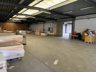 <p>Functionele en uitbreidbare bedrijfsruimte op een toplocatie.<br />Deze combinatie van magazijn en kantoor te Heist-op-den-Berg biedt u 1.020 m² opslagruimte (met uitbreidingsmogelijkheid tot 1.240 m²), voorzien van 2 sectionaalpoorten. Het kantoor beslaat momenteel 180 m² en kan uitgebreid worden tot 360 m².</p>
<p>Verder zijn sanitair en een kitchenette reeds aanwezig. Elektriciteitsverbruik wordt doorgerekend volgens verbruik.<br /><br />Aanpassingen volgens uw noden zijn bespreekbaar. Ideaal voor bedrijven die op zoek zijn naar flexibiliteit én een professionele uitstraling binnen een industriezone.</p>