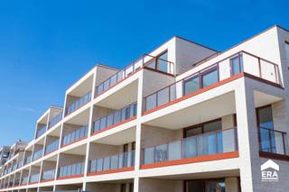 OVER HET APPARTEMENTDit volledig nieuw appartement combineert modern comfort met een uitstekende ligging. Het ruime terras met tuintje en de...