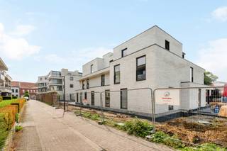 Ontdek dit nieuwbouwproject in de Kortrijkstraat 89 te Tielt, waar comfort en ruimte centraal staan. Er zijn nog slechts 5 ruime appartementen beschikbaar, elk met meerdere slaapkamers, een lichtrijke leefruimte en een mooi zonnig terras. De appartementen worden duurzaam verwarmd via geothermie en beschikken over een ondergrondse parking, praktische berging en een royale badkamer met bad, douche en dubbele wastafel.Daarnaast zijn er nog 2 uitzonderlijk ruime handelsruimtes beschikbaar, volledig casco opgeleverd. Ideaal om volledig naar eigen smaak en concept in te richten.Interesse? Wacht niet te lang, want de laatste units zijn snel weg. Sommige appartementen kunnen aan het verlaagd tarief van 6% BTW aangekocht worden, mits u voldoet aan de voorwaarden.Sommige beelden bevatten een AI inrichting, deze geven u een beeld van wat de inrichtingsmogelijkheden zijn.Prijzen zijn exclusief kosten als registratierechten, BTW en andere kosten.Meer informatie? Contacteer Emiel via emiel@immobeguin.be