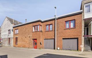 <p><span>Op een uitstekende locatie in het hart van Scherpenheuvel, op wandelafstand van winkels, horecazaken, openbaar vervoer en de iconische Basiliek, bevindt zich deze opbrengsteigendom bestaande uit drie appartementen. Dankzij de centrale ligging en het interessante rendementspotentieel is dit pand een uitstekende opportuniteit voor investeerders of kopers die op zoek zijn naar een renovatieproject met toekomstperspectief. </span></p><p><span> </span></p><p><span>Appartement 1</span></p><ul><li><span>Gelijkvloers appartement </span></li><li><span>Bewoonbare oppervlakte: 60 m² </span></li><li><span>1 slaapkamer </span></li><li><span>Leefruimte</span></li><li><span>Keuken </span></li><li><span>Badkamer</span></li><li><span>EPC: 491 kWh/m² (label E) </span></li><li><span>Eén asbestmateriaal aanwezig, zorgvuldig te beheren </span></li></ul><p><span> </span></p><p><span>Appartement 2</span></p><ul><li><span>Gelegen rechts achteraan op de eerste verdieping </span></li><li><span>Bewoonbare oppervlakte: 52 m² </span></li><li><span>1 slaapkamer</span></li><li><span>Leefruimte </span></li><li><span>Keuken</span></li><li><span>Badkamer</span></li><li><span>EPC: 386 kWh/m² (label D)</span></li><li><span>Asbestveilig</span></li></ul><p><span> </span></p><p><span>Appartement 3</span></p><ul><li><span>Gelegen links vooraan op de eerste verdieping </span></li><li><span>Bewoonbare oppervlakte: 76 m² </span></li><li><span>1 slaapkamer met dressing </span></li><li><span>Leefruimte</span></li><li><span>Keuken</span></li><li><span>Badkamer</span></li><li><span>EPC: 716 kWh/m² (label F) </span></li><li><span>Asbestveilig</span></li></ul><p><span> </span></p><h3><span>Troeven</span></h3><ul><li><span>Centrale ligging in het stadscentrum van Scherpenheuvel </span></li><li><span>Op wandelafstand van winkels, horeca, openbaar vervoer en de Basiliek </span></li><li><span>Interessant investeringsobject met mooi rendementspotentieel </span></li><li><span>Ideaal als opbrengsteigendom of renovatieproject </span></li></ul><p><span> </span></p><p><span>Interesse? Neem dan gerust contact met ons op voor meer informatie of een plaatsbezoek via 016 15 31 15 of info@immolivit.be.</span><span> </span></p><p><span> </span></p><p><span> </span></p><p><span> </span></p>