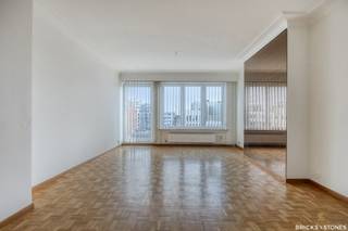 Located on the 8th floor of a well-maintained building on Frankrijklei, this bright apartment enjoys a highly central location. Shops, restaurants...