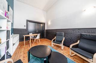 We Invest vous propose ce plateau de bureau/commerce idéalement situé dans le centre de Braine-l'Alleud, à deux pas de la gare. Anciennement exploité comme restaurant, ce plateau illustre bien le potentiel polyvalent des lieux.<br /><br />Développant ± 142 m² utiles, ce plateau est actuellement aménagé en cabinet médical et se compose de trois cabinets de consultation de 15 m² chacun, d'une salle d'attente de 19 m², d'une cuisine ainsi que d'espaces de cave. Cette configuration offre une base fonctionnelle immédiatement exploitable pour une profession libérale ou peut être réaménagée selon les besoins d'une autre activité commerciale.<br /><br />À l'extérieur, le bien bénéficie d'un bel espace privatif, un véritable atout pour profiter d'un moment de pause ou accueillir une clientèle dans un cadre agréable.<br /><br />D'un point de vue technique, le bien bénéficie d'une chaudière individuelle au gaz, de compteurs indiduels ainsi que de châssis PVC double vitrage.<br /><br />Le bien s'inscrit au sein d'une toute petite copropriété de trois unités, sans syndic et sans charges communes, ce qui en fait une solution particulièrement légère en termes de gestion et de coûts.<br /><br />Informations et visites au 02/319.46.46 ou via demandes.bw.centre@weinvest.be.