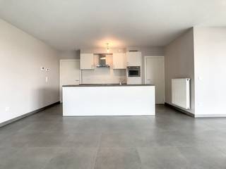 In de Rodestraat 8 te Veurne vinden we dit modern appartement (85m²) met 2 ruime slaapkamers en groot terras (12m²). Het appartement is volledig instapklaar!INDELING:> Tweede verdieping:- Inkom met gastentoilet;- Leefruimte (38m²) met open keuken voorzien van elektrische kookplaat, dampkap, frigo, oven, ingebouwde vaatwas en dubbele gootsteen;- Nachthal;- Berging (2,5m²) met aansluiting voor wasmachine;- Slaapkamer 1 (11,26m²);- Slaapkamer 2 (11,26m²);- Badkamer (5m²) met wasmeubel en douche;- Terras (12m²).> Kelderverdieping:- Gemeenschappelijke fietsenberging;- Autostaanplaats.TROEVEN:- Energiezuinig (E56);- Instapklaar;- Ruim terras (12m²);Gemeenschappelijke kosten: + €60/maandBeschikbaar vanaf: 01/07/2026 Ben je geïnteresseerd in dit pand te huur in Veurne? Ga naar de website www.dewaele.com, klik op het pand dat je wenst te huren. Via de rode knop "vraag je bezoek aan" vragen we u kort een profiel in te vullen. Daarna nemen we contact op voor een bezoek. Telefonisch kunnen er geen afspraken gemaakt worden.