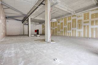 Dit ruime handelspand van ca. 425 m² is gelegen in een goed bereikbaar en commercieel aantrekkelijk shoppingcenter in Maaseik, waar het geniet van...