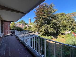 This 109m² apartment is located on the first floor of a small-scale building. The apartment has a lot of charm, thanks to the authentic doors...