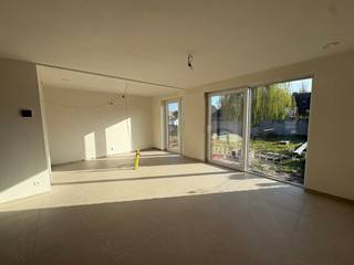 In het centrum van Sint-Lievens Houtem vinden we deze ruime nieuwbouwwoning met 3 mooie slaapkamers ! 6% BTW mogelijk door sloop- en heropbouw. Energiezuinig dankzij 6 zonnepanelen. Een lichtrijke doorzonliving met open, volledig ingerichte keuken met aangrenzende berging. Via de prachtige eiken Z-trap komen we op de 1e verdieping met een ruime badkamer, met bad en douche, een afzonderlijk nachttoilet en 3 mooie slaapkamers. Via de mooie eiken, open trap bereiken we dan nog een grote zolderruimte die mogelijks kan ingericht worden.