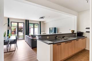 Welkom in dit instapklare gelijkvloers appartement, gelegen in de gegeerde Groenenhoek-wijk van Berchem. De Dianalaan is een residentiële straat...